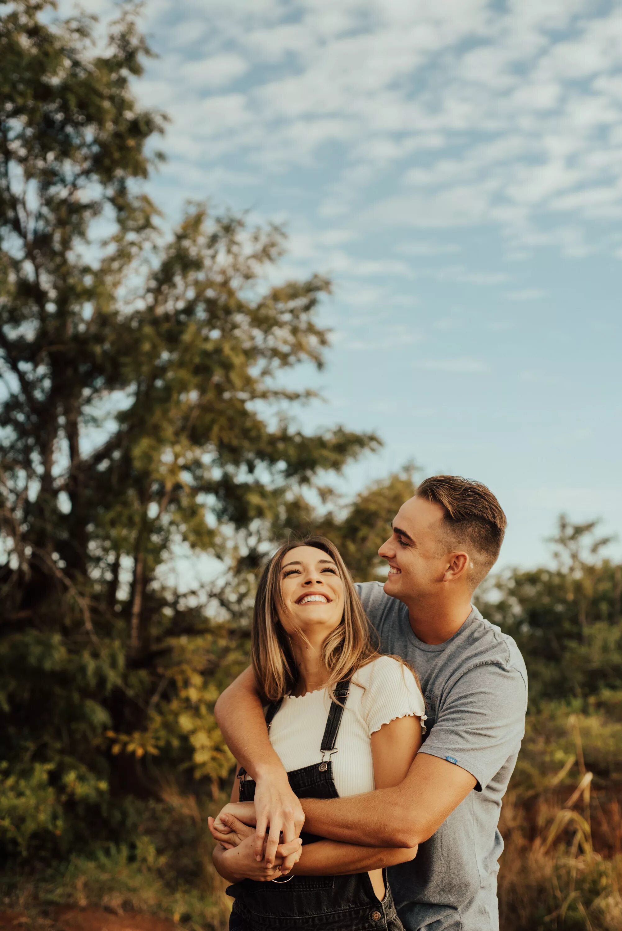 Пара радуется. Пара сб фото. Авантюрная пара the adventurous couple фото. Photos for couples. Photoshoot on the Stadium for a couples.