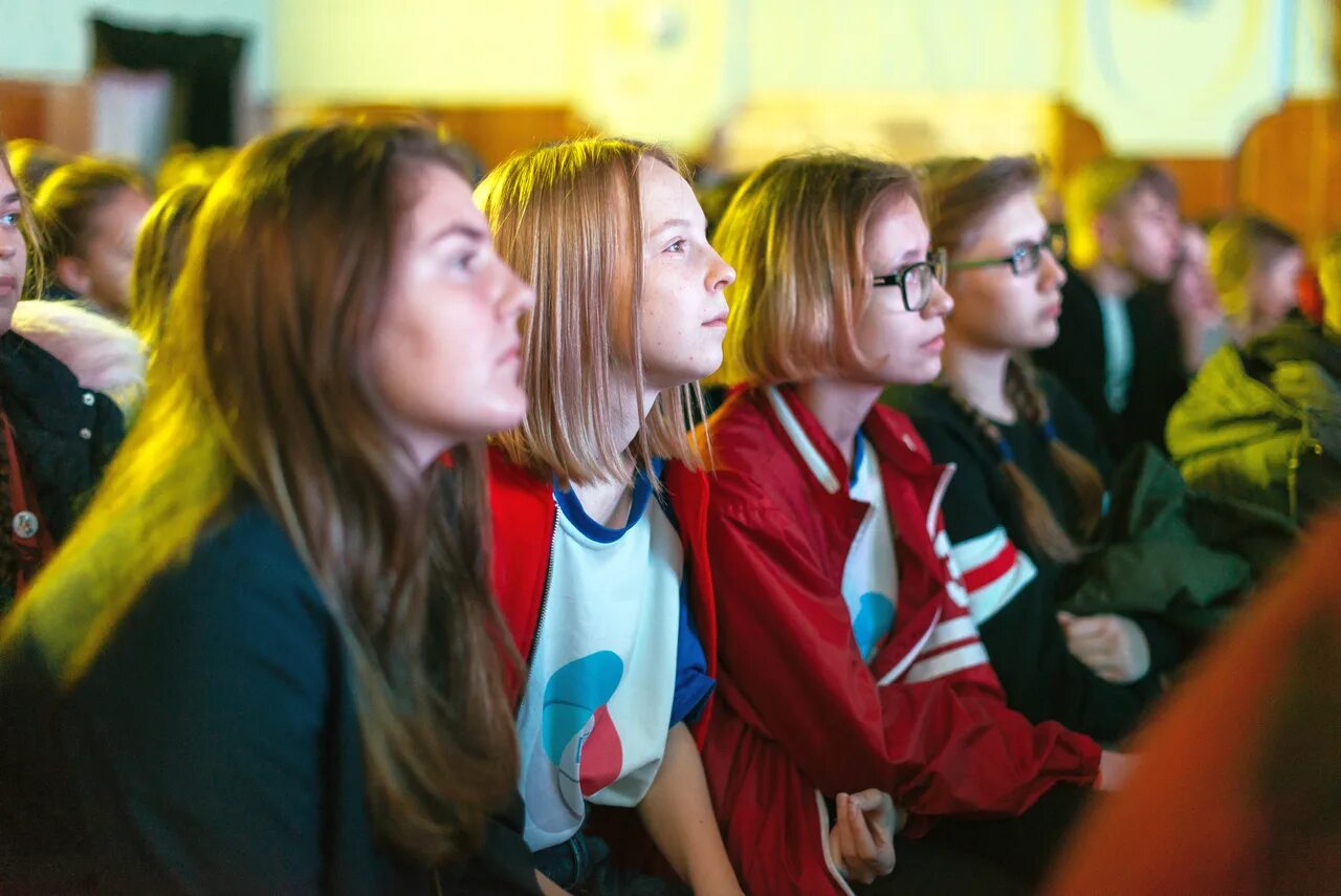 вожатые школьные. школьная игротека. набор в школу вожатых. школа подготовки вожатых. вожатый в детском лагере.