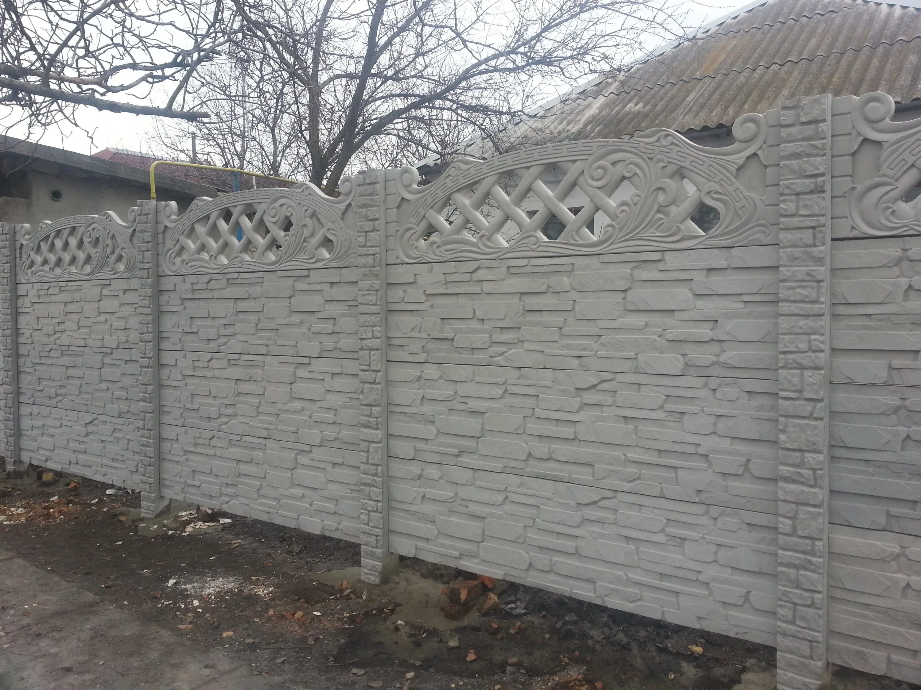 Еврозабор Бородыновка. Бетонный забор Юзуфово. Еврозабор бетонный. Забор из бетонных плиток. М100 забор бетонный.