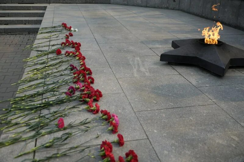 9 мая поклонная гора вечный огонь. вечный огонь больница. москва вечный огонь могила неизвестного солдата. мемориальный комплекс вечный огонь краснодар. вечный огонь на марсовом поле в санкт-петербурге.