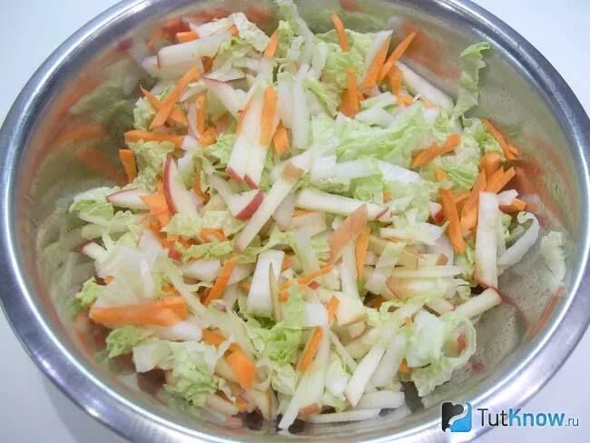 Салат из пекинской капусты с уксусом. Пекинская капуста с морковью. пекинская капуста морковь кукуруза. салат из пекинской капусты и моркови. салат с пекинской капустой и морковью.