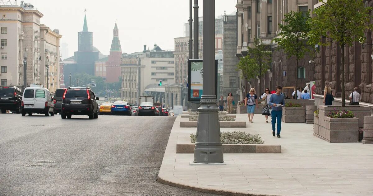 Почему не показывают улицу. Москва Арбат Тверская. Тверская пешеходная улица Москва. Тверская улица пешеходная часть в Москве. Дорога на Тверской улице.