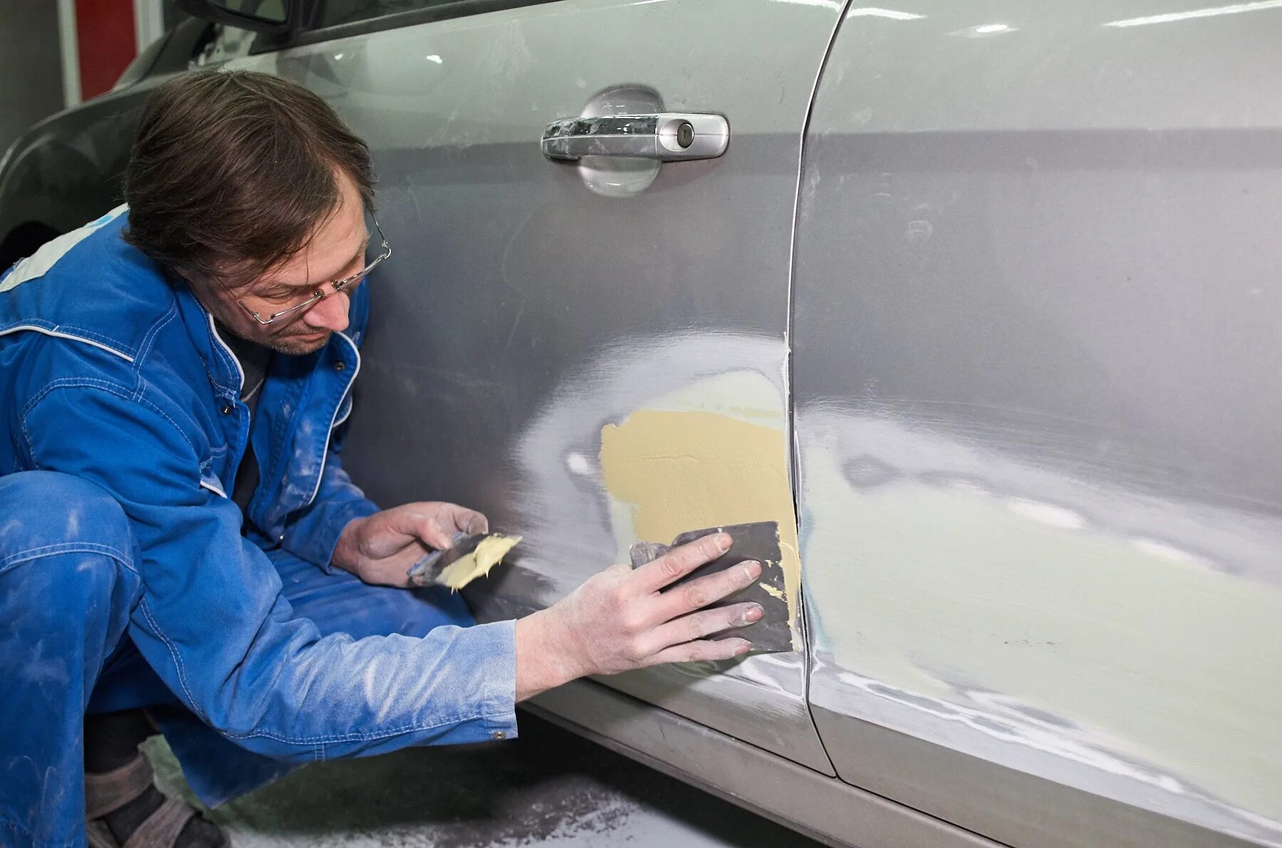 Лучшее лакокрасочное покрытие автомобиля. Шпатлевание авто. Шпаклевка кузова автомобиля. Шпатлевание кузова автомобиля. Подготовка автомобиля к покраске.