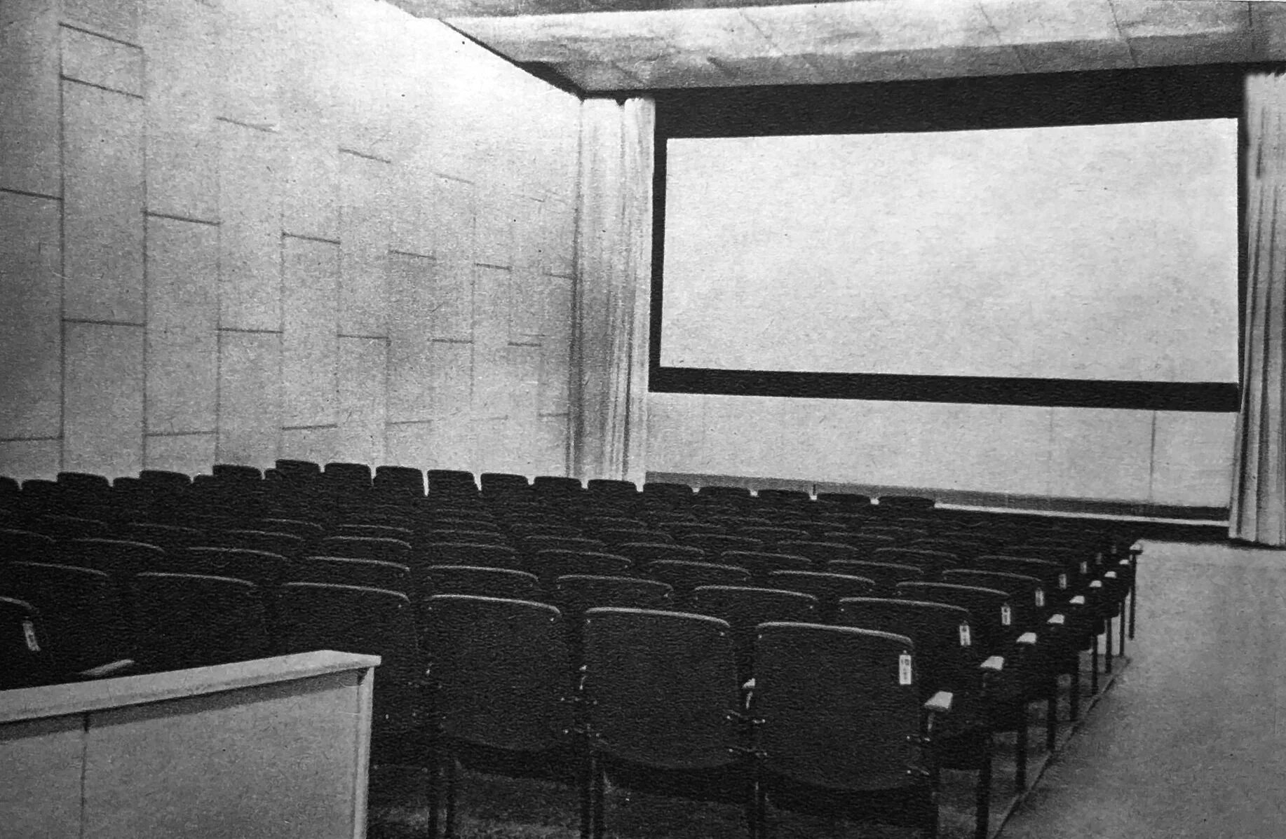 первые кинопоказы. первый киносеанс в 1895 году в париже. 16 мая 1896 года в санкт-петербурге состоялся первый киносеанс в россии.