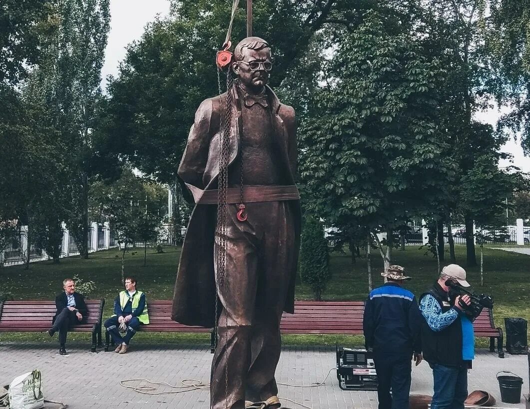 Стоит ли памятник. Шостакович памятник на площади куйбышева в самаре. самара сквер пл. куйбышева памятник. самара сквер шостаковича памятники. памятник на площади куйбышева в самаре в сквере.