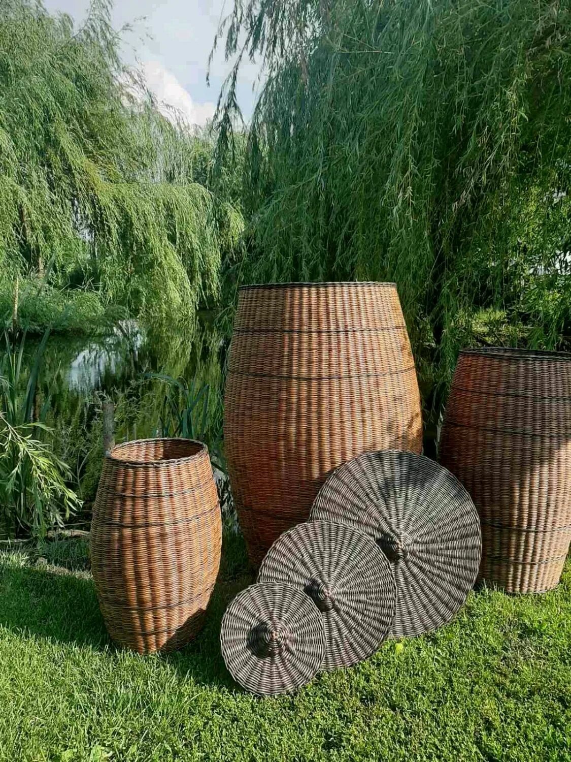 Кадушка из ротанга. Лукошко с зерном для ручного. Корзина из ротанга. Кадка из ротанга. Плетеные горшки из ротанга.