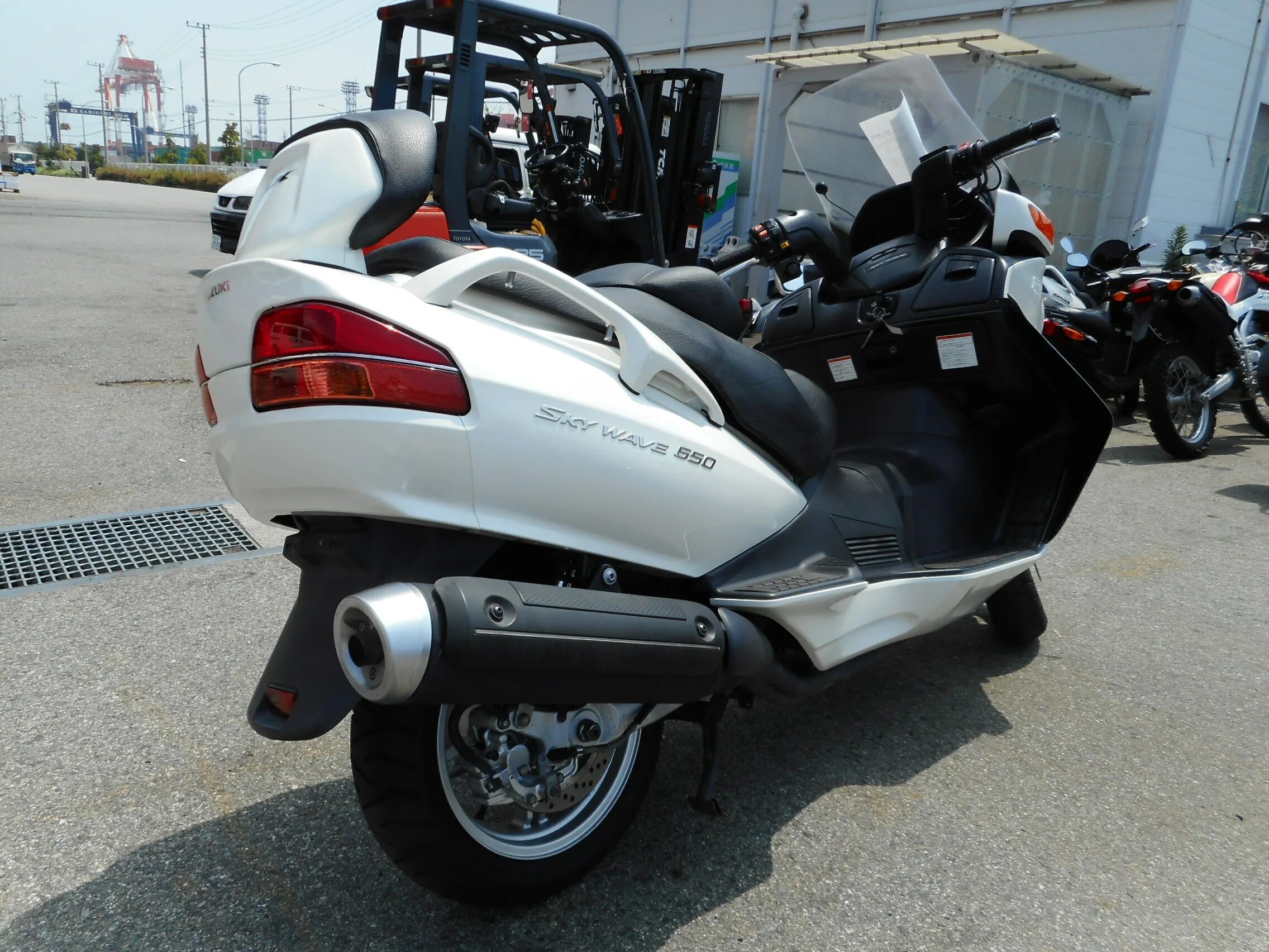 Skywave 650. Мотоцикл Suzuki Skywave 650. Burgman 650 белый. Suzuki skywave 650