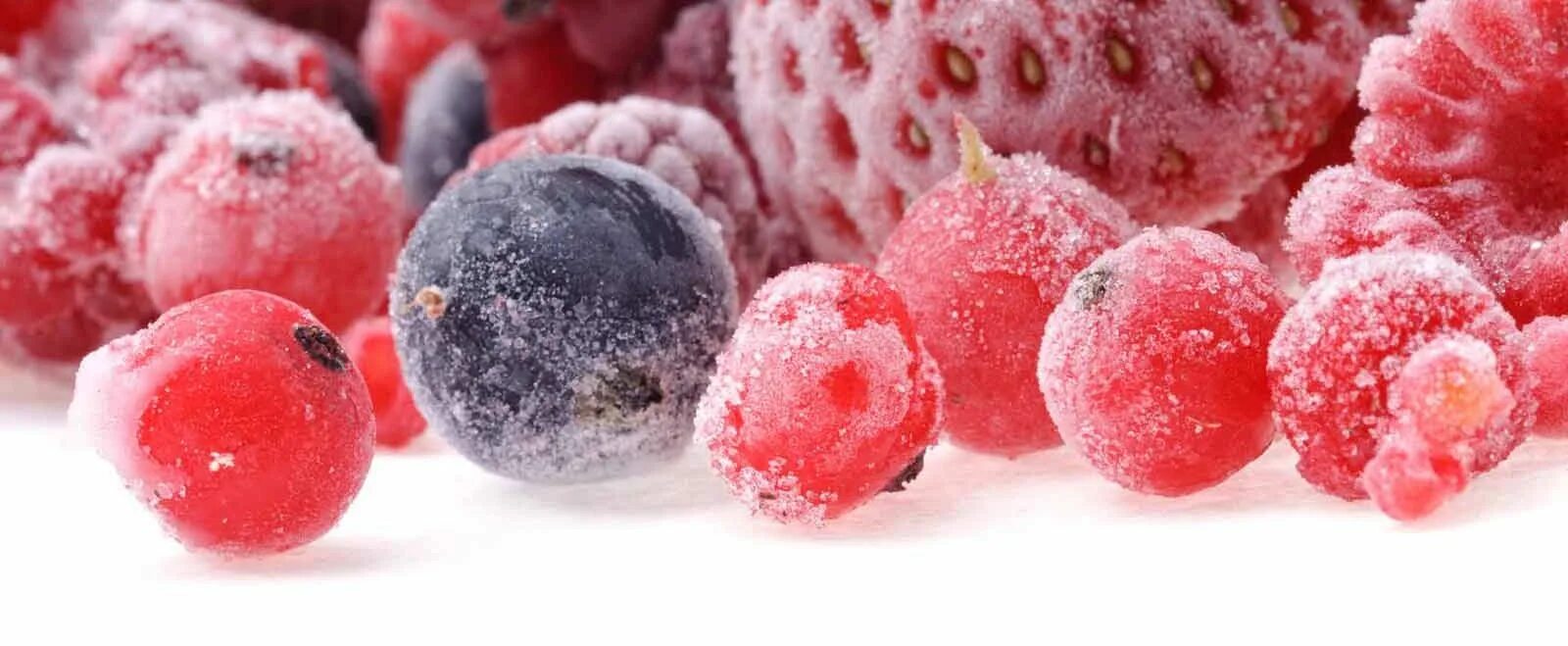 Freezing fruits. Замороженные фрукты и ягоды. Заморозка ягод. Замороженные овощи и фрукты. Ягода свежемороженая.