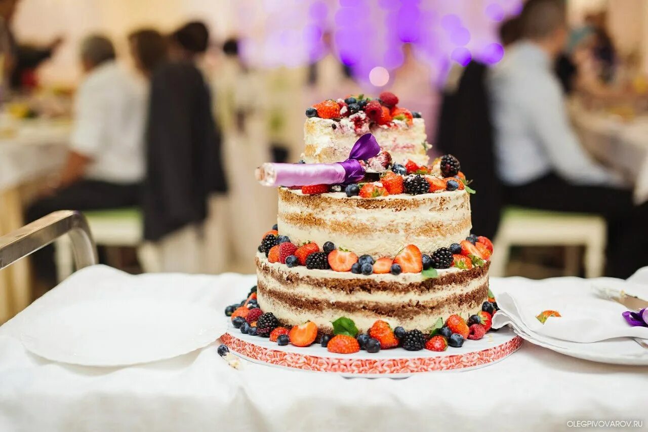 Торт в ресторане. Кондитерская ваниль анапа. Кафе тортик. Тортик в кофейне. Кафе престиж омск торты.