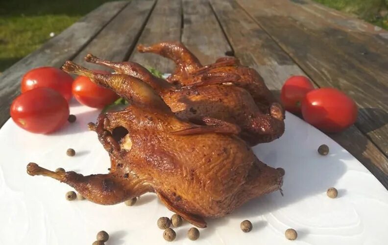 Перепелиная тушка копченая. Копченая перепелка. Мясо перепелов копченое. Перепелка мясо. Перепел горячего копчения.