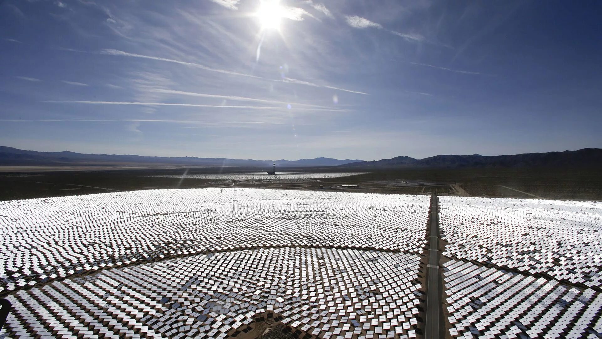 Крупнейшая солнечная электростанция в мире. Ivanpah солнечная станция в сша. крупнейшая в мире солнечная электростанция айванпа. сэс айвонпа в калифорнии. солнечная электростанция в мохаве.