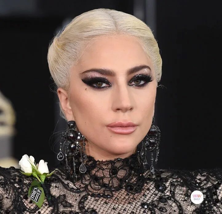 Леди гага на звонок. Lady Gaga. JTKB Гага. Леди Гага Украина. Плачет леди Гага из за атаку из России.