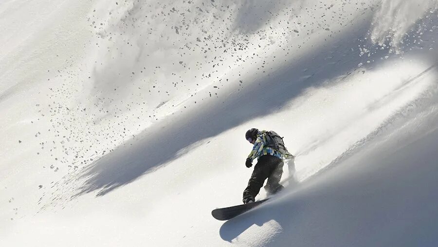 Снежная лавина убивает людей. Советские туристы в снежных горах. Ушел от лавины. Лавина сноуборд. Человек спасается от лавины.