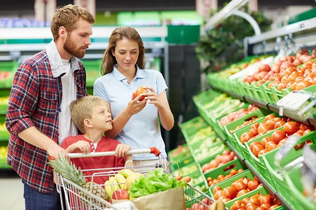 Люди в супермаркете. Семья с продуктами. Покупатель в магазине. Покупатель в супермаркете. We buy food