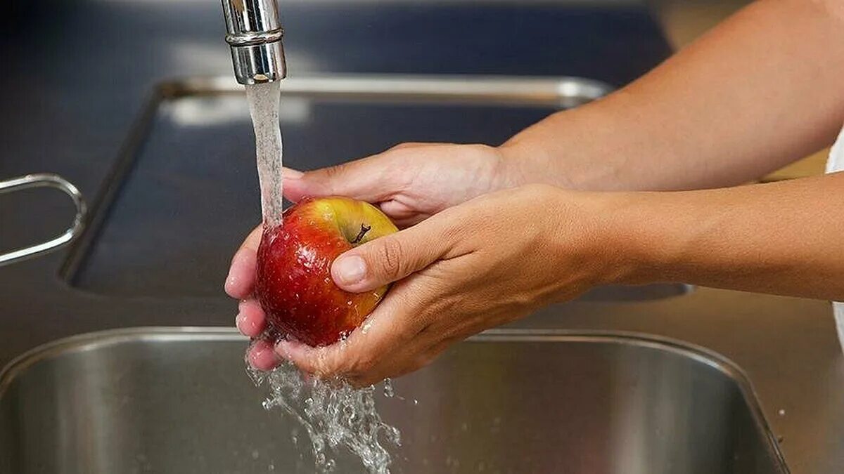 Промойте под проточной водой. Мытье овощей. Мытье фруктов. Мытые фрукты. Мытые овощи и фрукты.