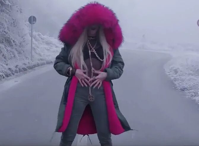 Клип девушка в розовом. Era Istrefi Bonbon куртка. Era Istrefi куртка. Куртка из bon bon era Istrefi. Era Istrefi 2021.