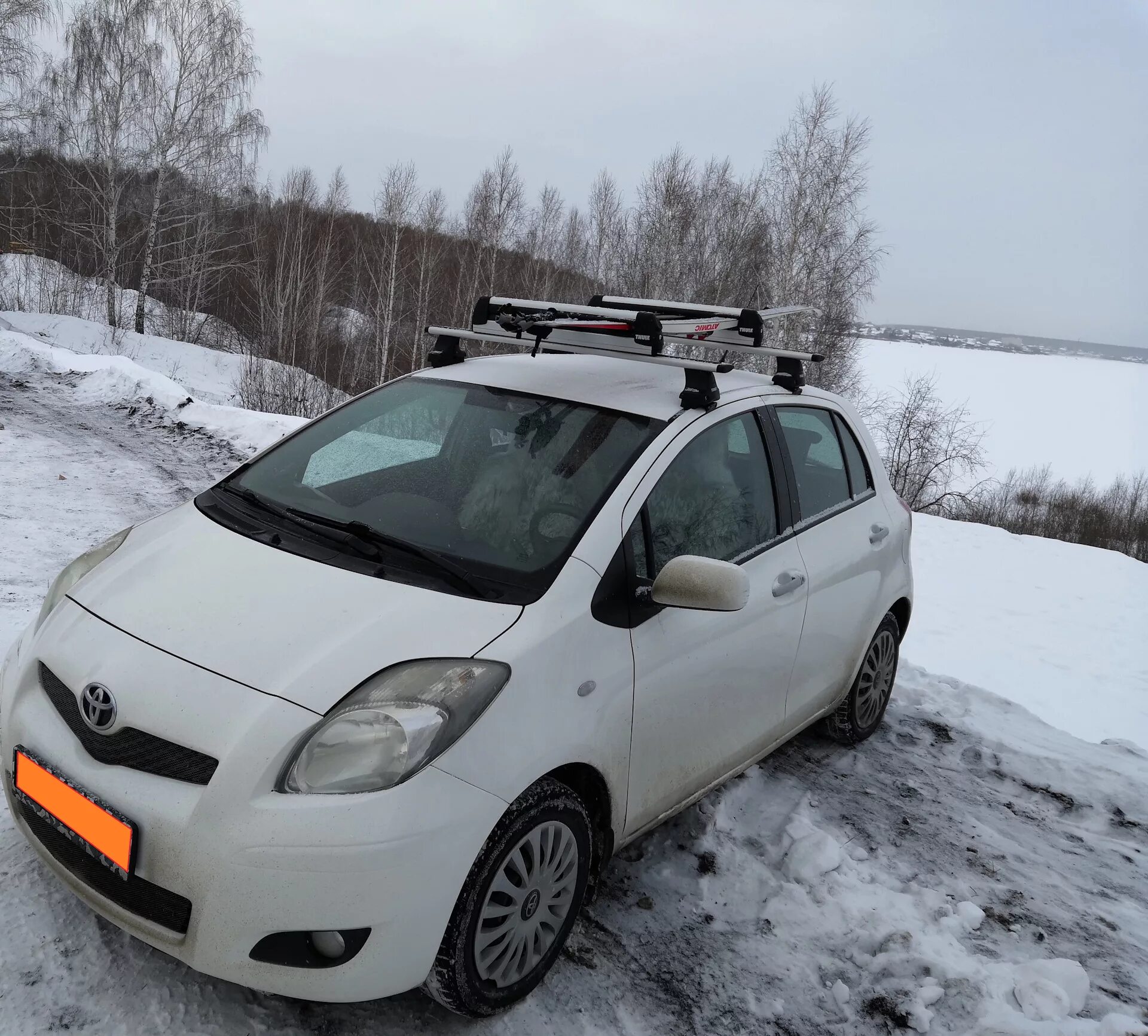Багажник на тойота ярис 2007. Рейлинги на тойота ярис 2. Багажник на крышу toyota corolla verso 2007. Багажник на крышу тойота витц 90. Крыша тойота ярис.