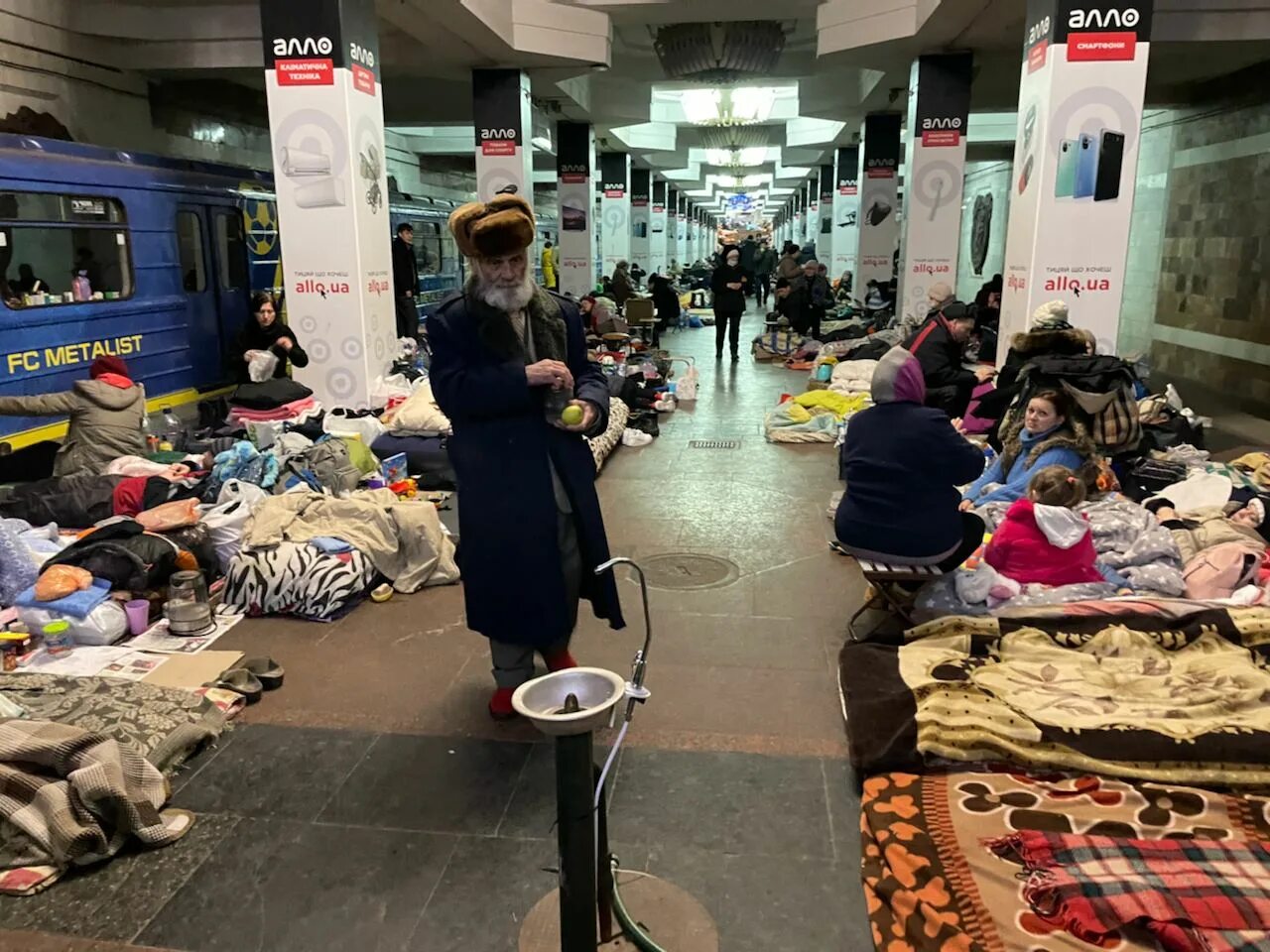 харьков сейчас. харьков до войны 2018. харьковское метро война. как живут в харькове. люди живут в метро в украине.