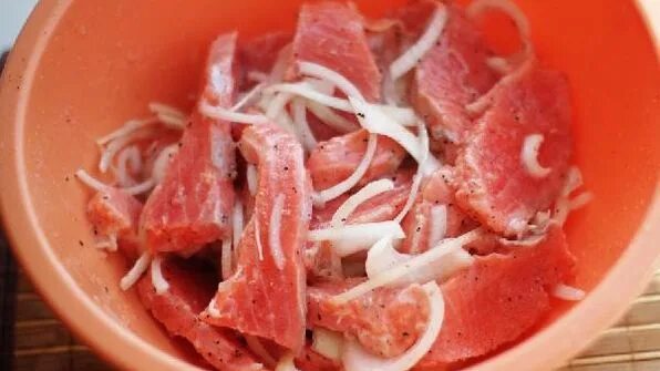 Маринованная форель. Форель в маринаде. Маринованная форель рецепты. Форель мариновая в соли и перце. Вкусный посол форели.