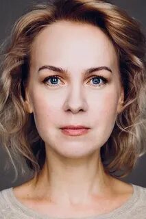 Ikki rus ayol erkakni boglab, uni yalashga majburlagan.