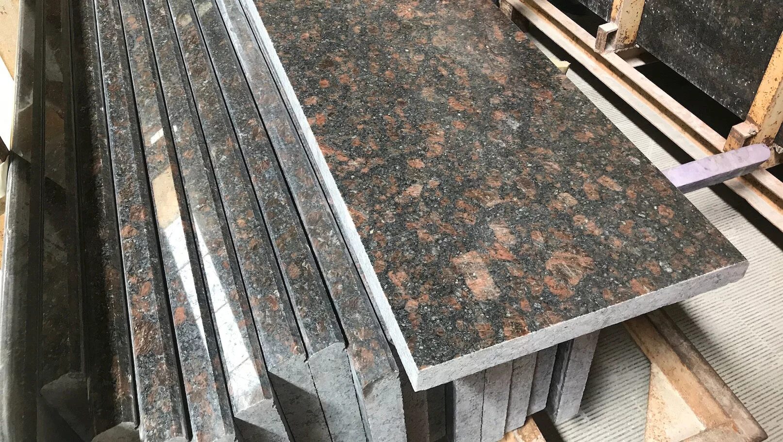 плита гранит дымовский 600х600х30. памятник с надгробной плитой. 2. плита гранитная авангард 2450х300х20мм. дымовский гранит брусчатка 100х100.