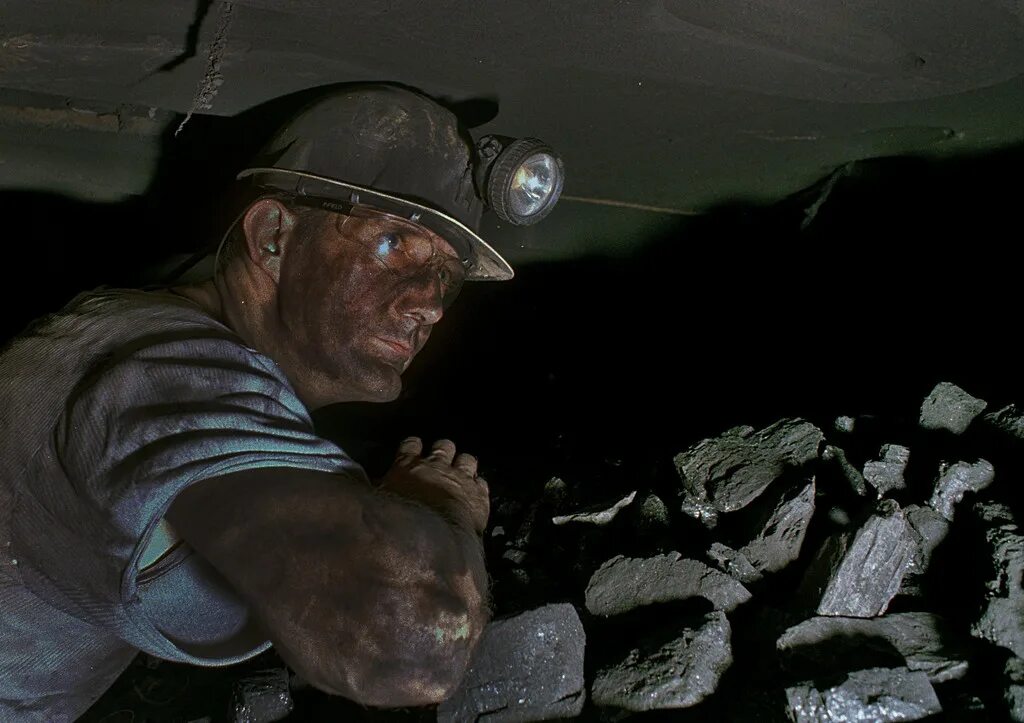 Что с шахтерами на шахте пионер сегодня. Шахтер угольной Шахты. Добыча угля в шахте. Горняк в шахте. Шахтеры в угольной шахте.