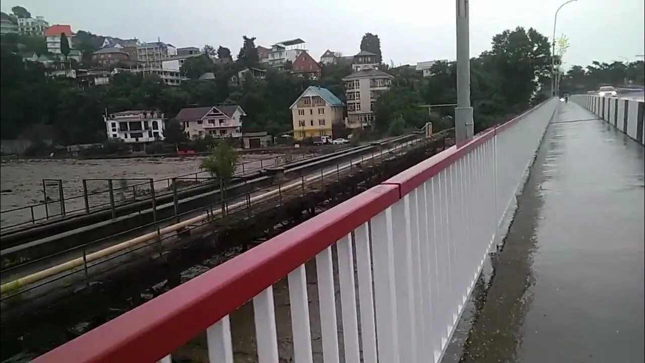 Ливень в сочи видео. Ливень в лазаревском. лазаревское дожди. ливень в сочи. ливень в лазаревском сегодня.