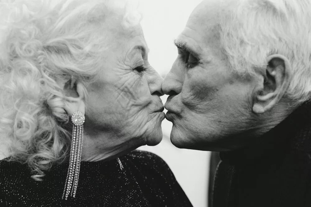 Любят пожилых дам. Пожилые люди. Влюбленные старики. Любовь пожилых. Пожилые влюбленные пары.