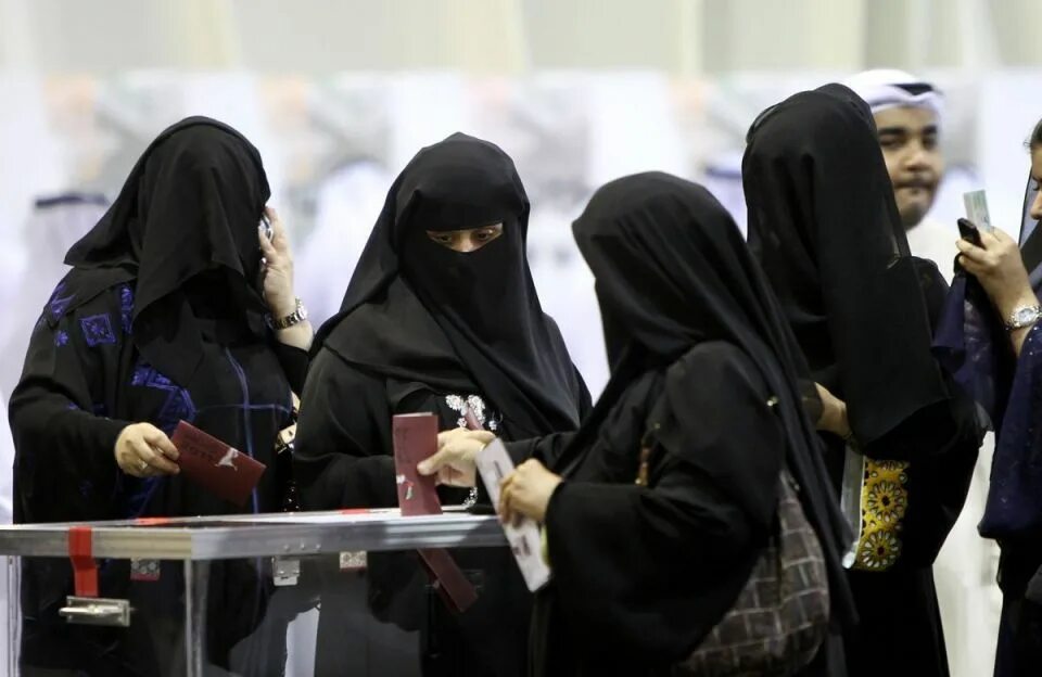 Оаэ закрывает счета. ОАЭ женщины. Арабские эмираты одежда для женщин. Объединенные арабские эмираты женщины. Арабские женщины в ОАЭ.