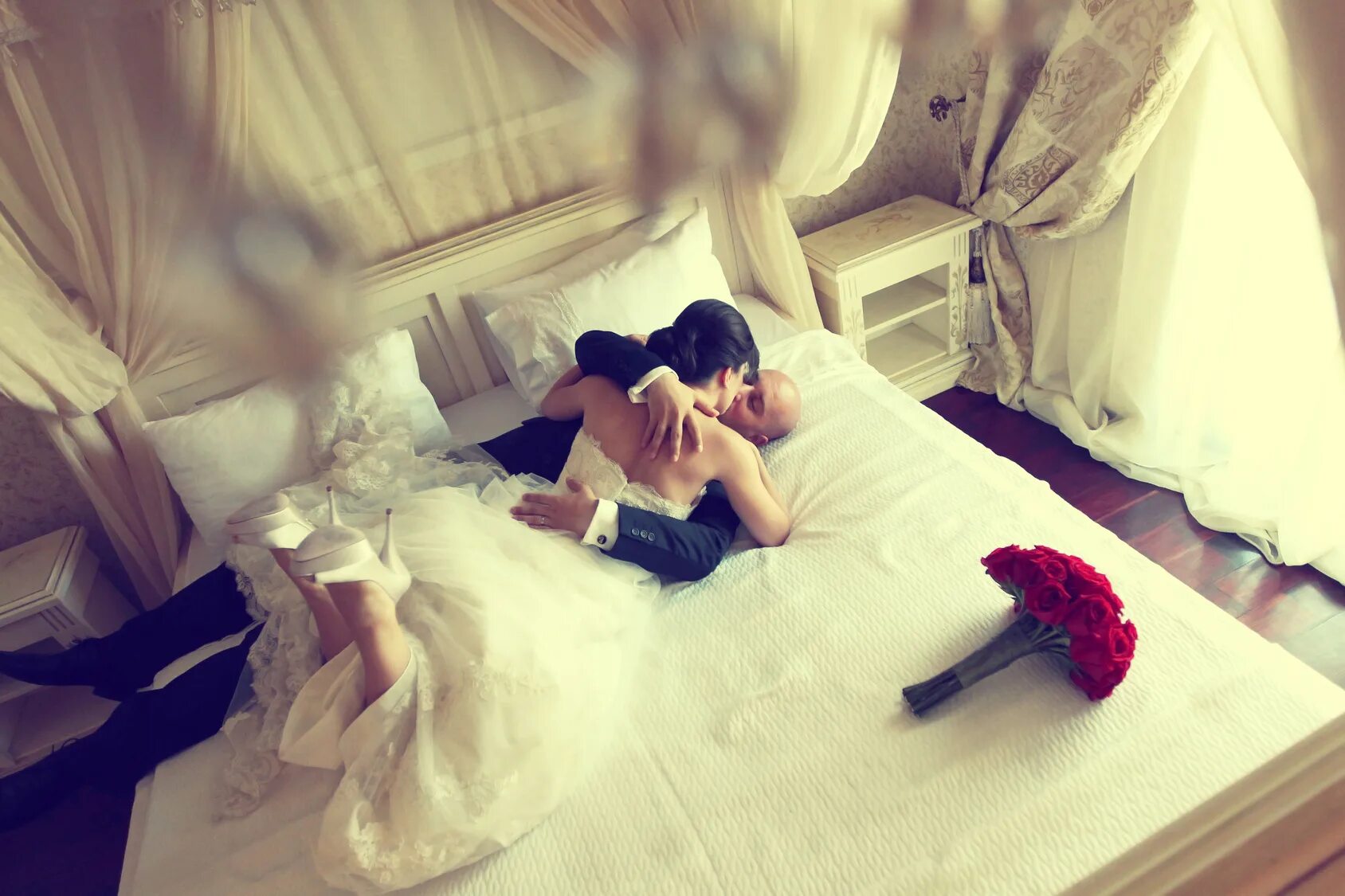 Фанфики брачная ночь. Невесты в постели. Молодожены в постели. Невеста в брачную ночь. Свадебная фотосессия на кровати.