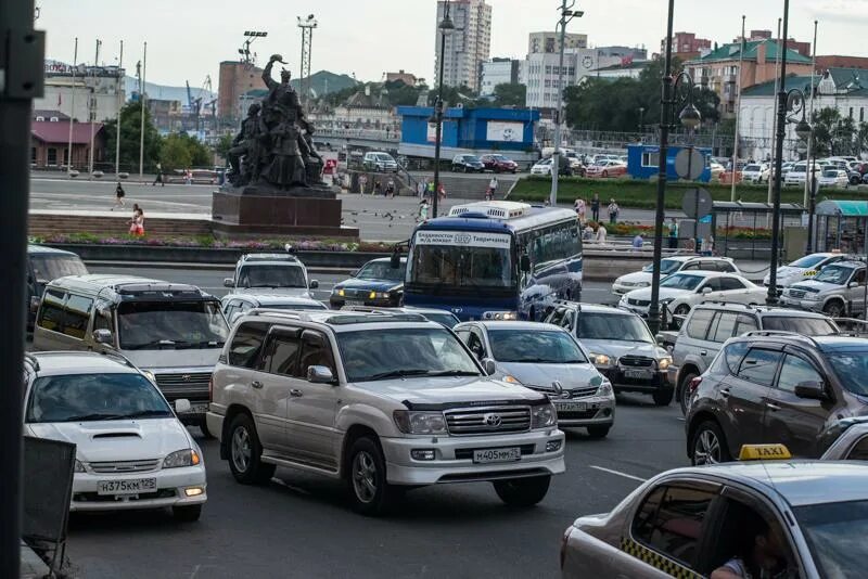 Владивосток машины. Владивосток пробки автомобильные. Центр Владивостока пробки. Владивосток машиной во Владивостоке. Без машины во владивостоке