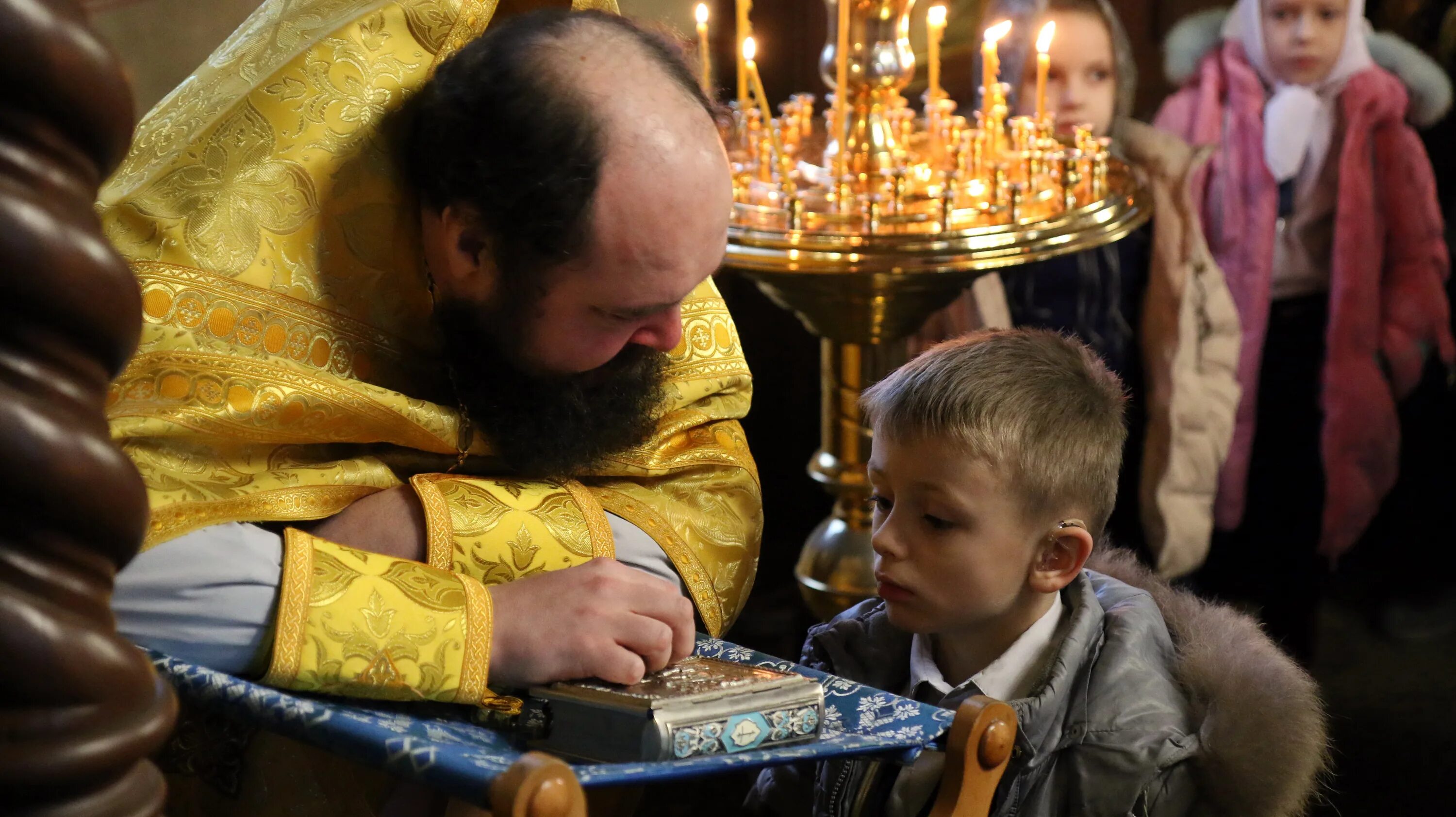 Тайная исповедь. Исповедь Православие. Таинство исповеди в православии. Дети в храме.