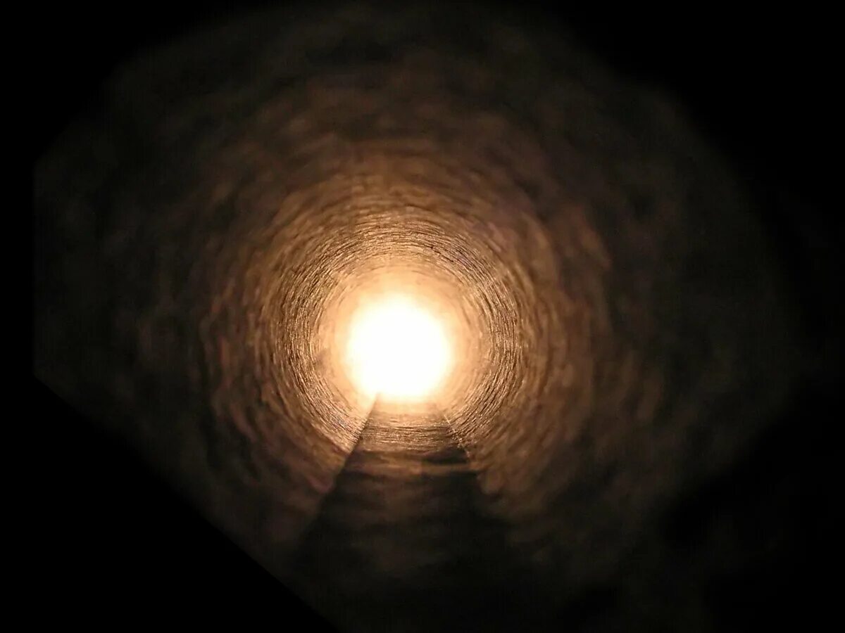 Свет в конце тоннеля. Белый свет в конце тоннеля. Свет в тоннеле. Тоннель в конце света. Яма светило