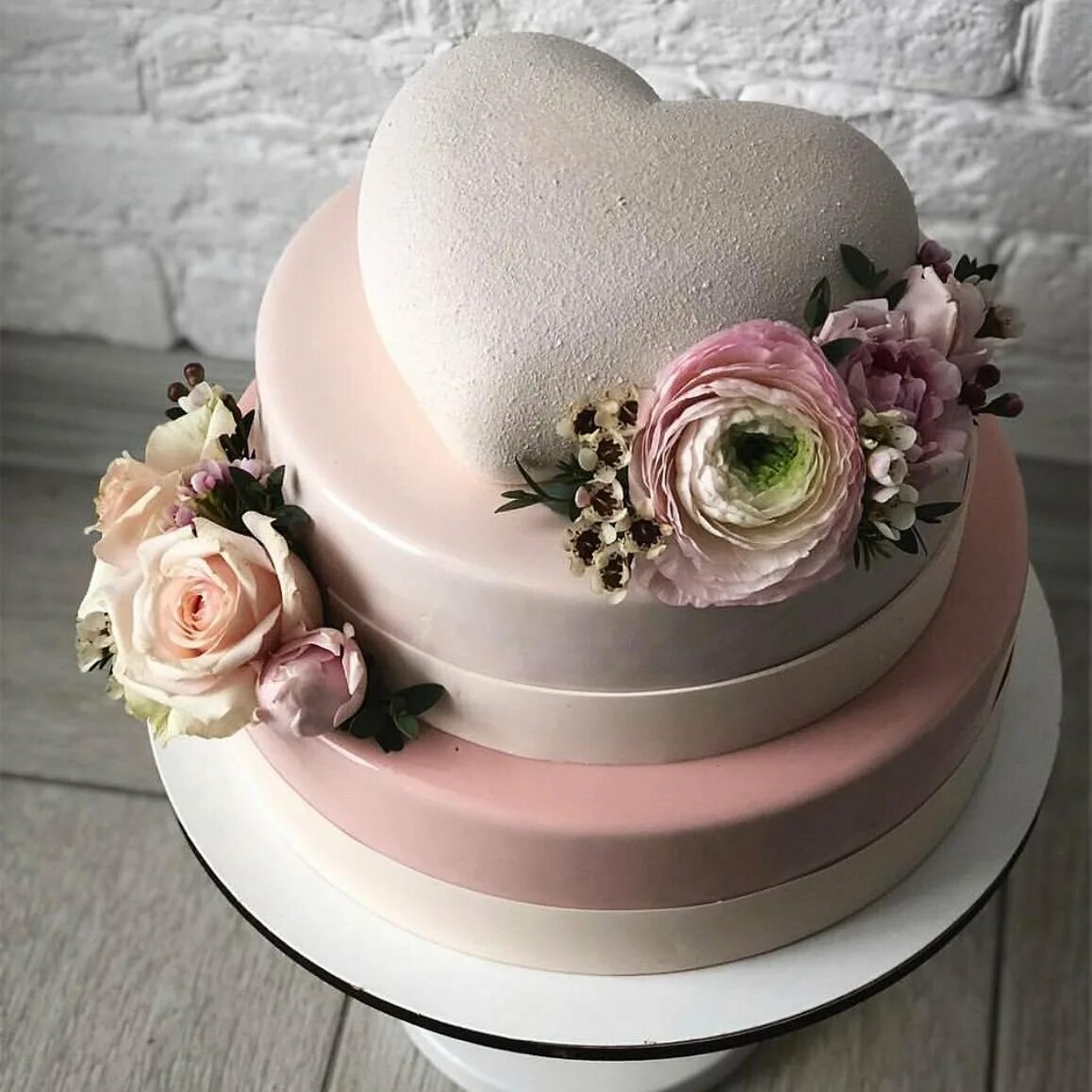 Cake icings. 2х ярусный муссовый торт. Свадебный муссовый торт. Красивый декор торта. Двуярусный муссовый торт.