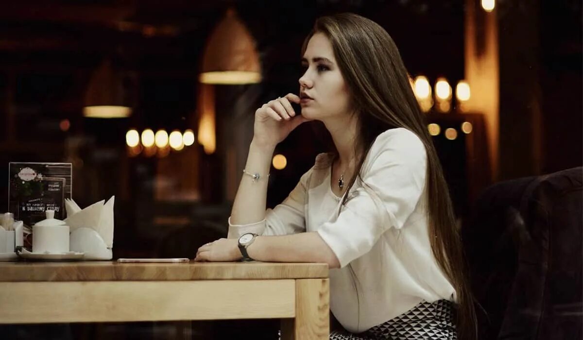 девушка с кофе. девушка сидит в кафе. сижу за столиком. элегантная женщина. девушка в кафе.