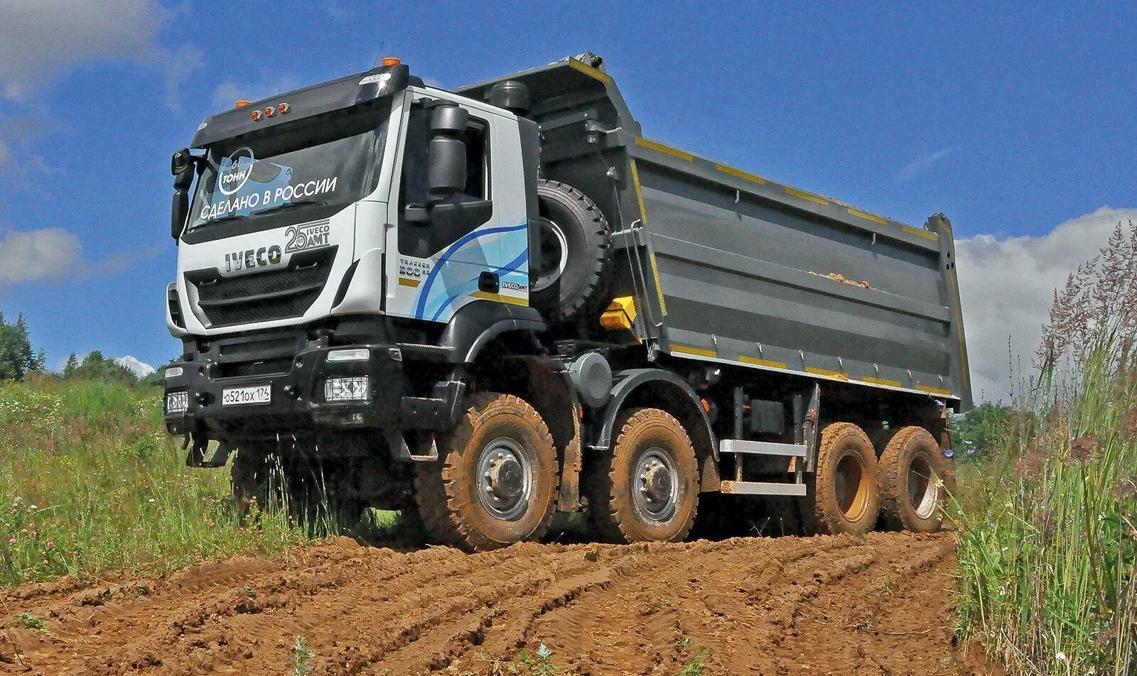 Ивеко 8х4 самосвал. Ивеко траккер самосвал. iveco trakker 8x8 самосвал. ивеко траккер 6х6. самосвал ивеко 4х4.