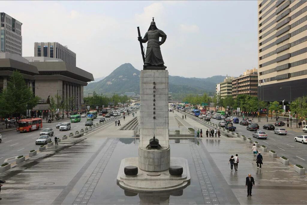 Ли сун сине. Ли Сун син. Ли Сун син Адмирал памятник. Сеул памятник адмиралу у. Памятник ли Сун сину в Сеуле.