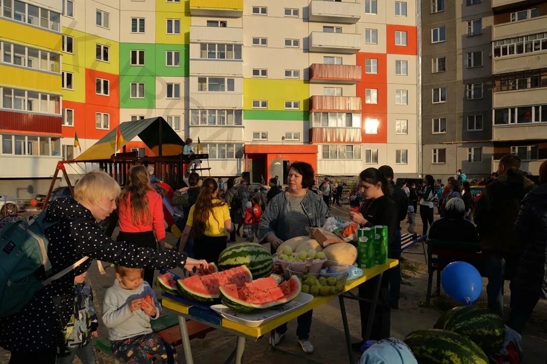 Соседний двор. Дружный соседний двор. Дружные соседи. Западный микрорайон Курган. Мне понравился соседский двор