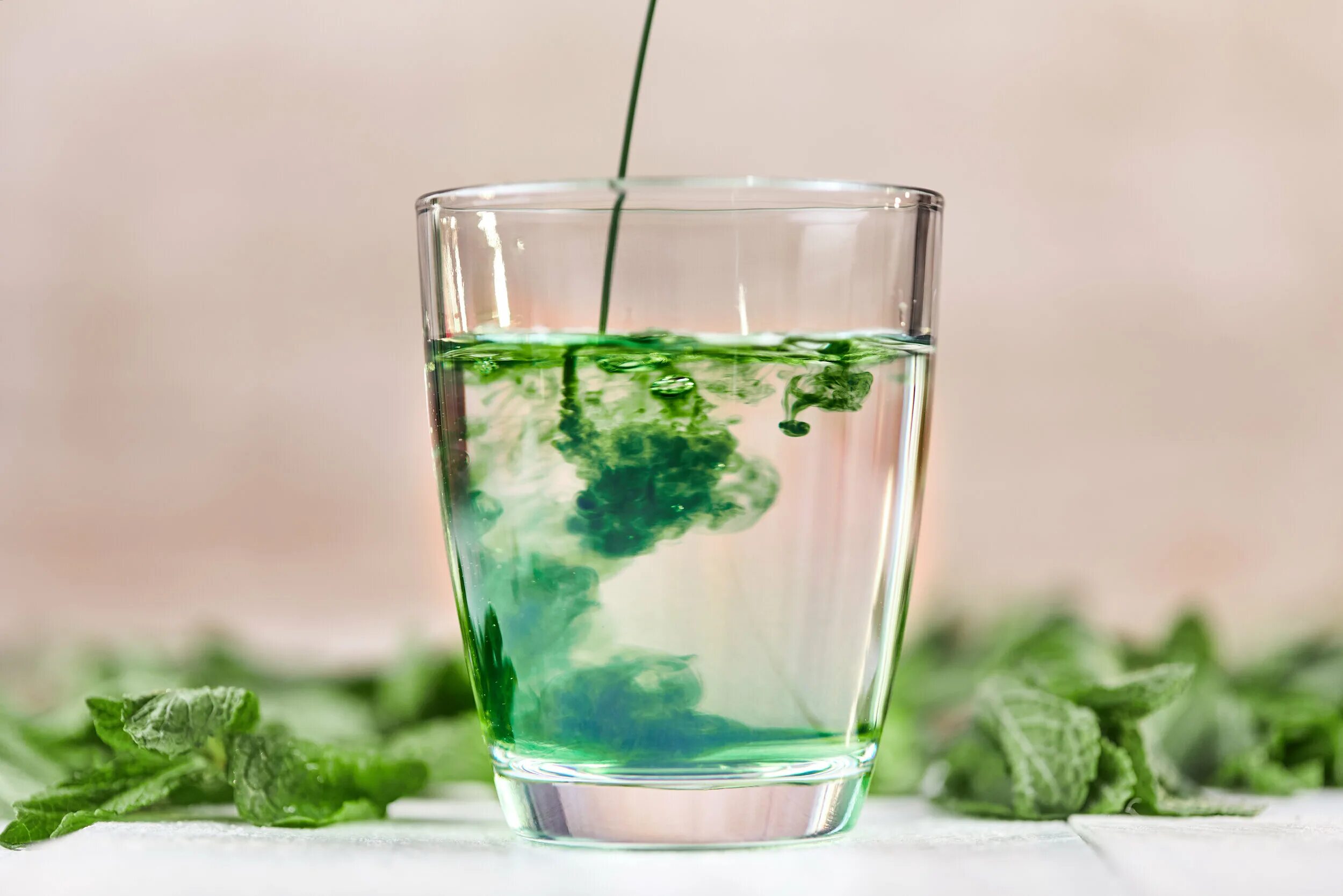 Хлорофилл. Хлорофилл жидкий в стакане. Зелень в стакане с водой. Зеленая жижа в стакане. Стакан с зеленой водой