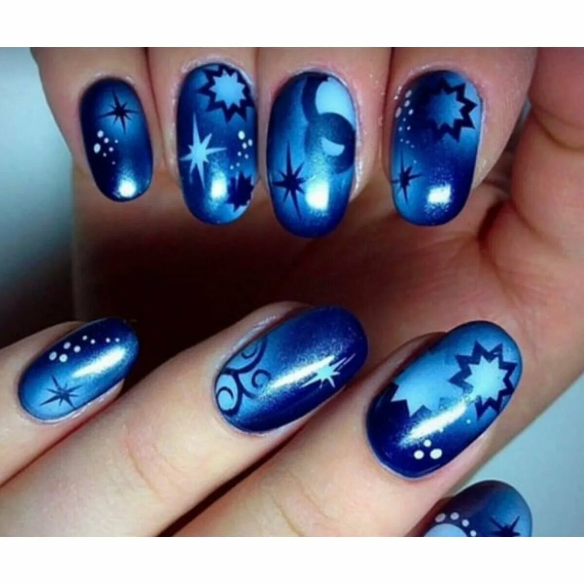 шикарный маникюр с рисунком. аэрография на ногтях. аэрограф для ногтей. маникюр аэрография на ногтях. дизайны аэрография.