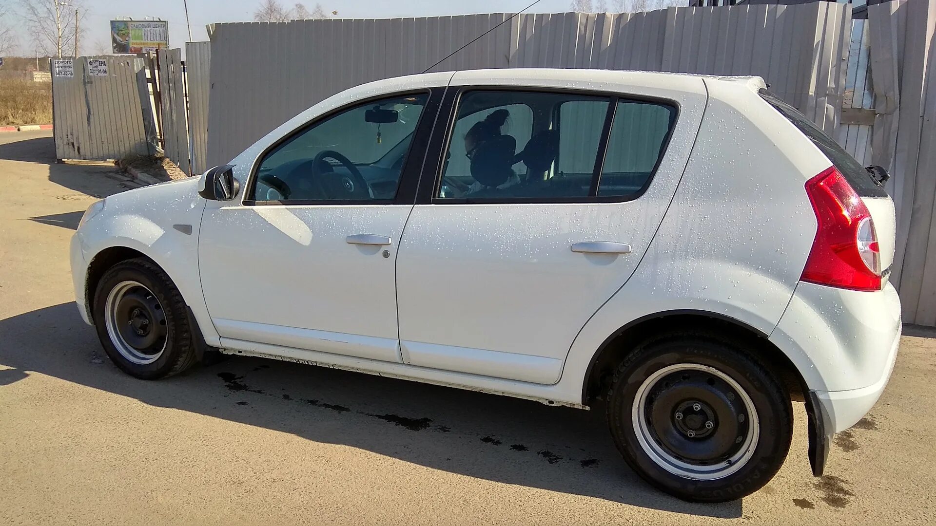 Диски на рено сандеро р15. Диски сандеро степвей 2. Рено сандеро 2 белый. Renault sandero 2 диски. Renault sandero 2 диски.
