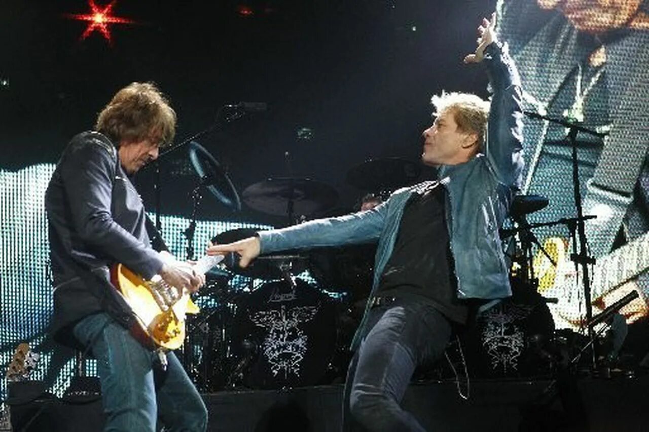 Bon jovi концерт видео. Bon Jovi концерт. Jon bon Jovi Richie Sambora. Джови Джон Бон музыканты Хард-рока. Бон Джови концерт стадион.