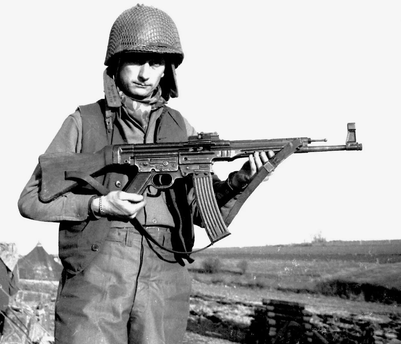 Автомат вермахта STG 44. Солдат вермахта с СТГ 44. Штурмгевер 1945. МП 40 И СТГ 44. Автоматы советских времен