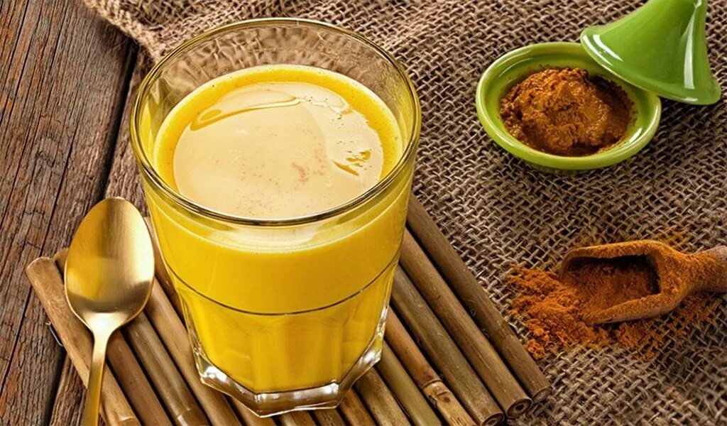 Золотое молоко из куркумы. Рецепт золотого молока с куркумой. Куркума с молоком на ночь отзывы. Рецепт золотого молока. Золотое молоко польза.