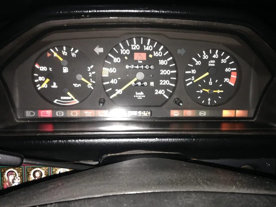 горящая машина ночью. указатель критического давления масла мерседес 124. 124 горит. лампа давления масла w124. 124 горит.