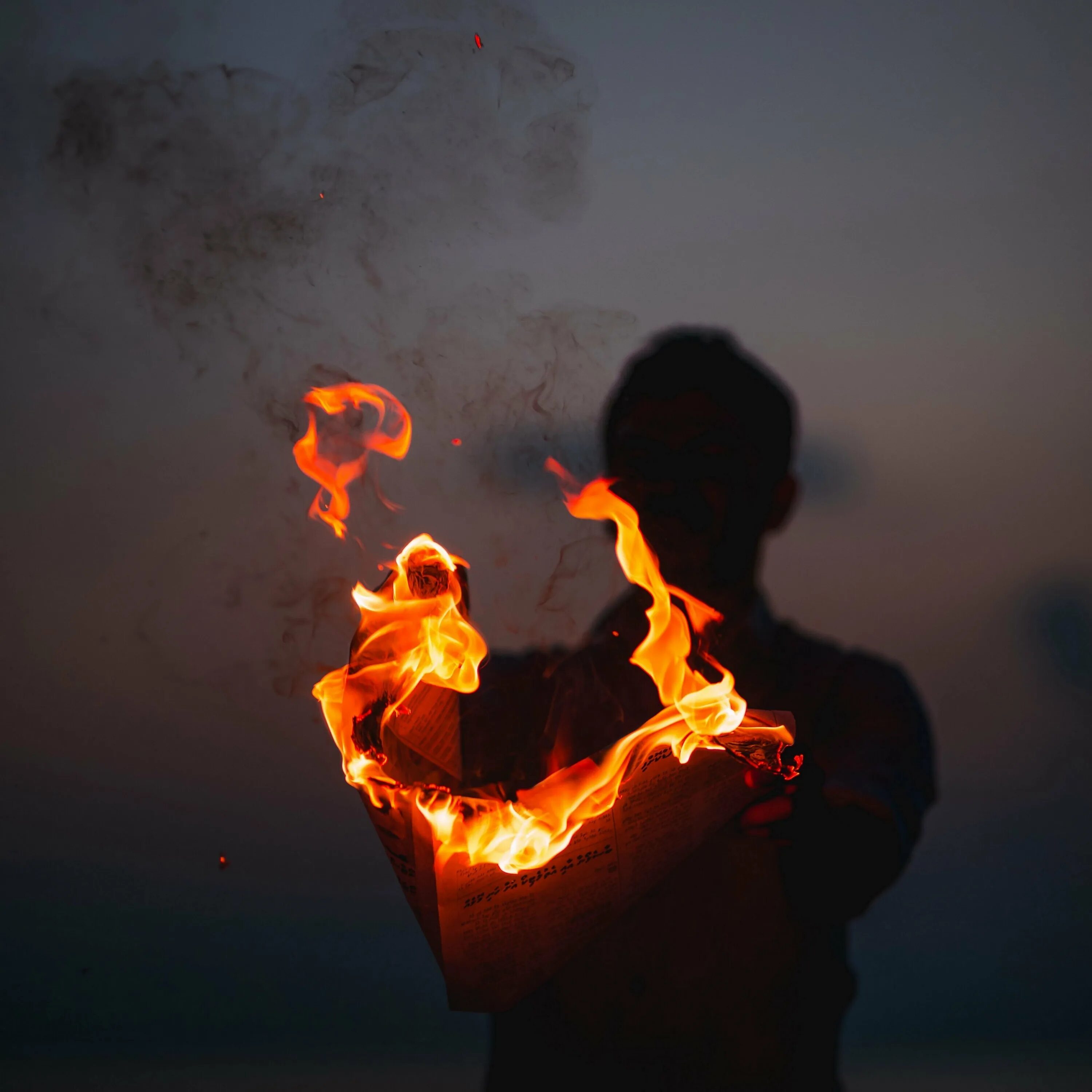 Сон горящие люди. Мужчина в огне. Огненное сердце человека. Человек с горящими руками. Огонь на ладони.