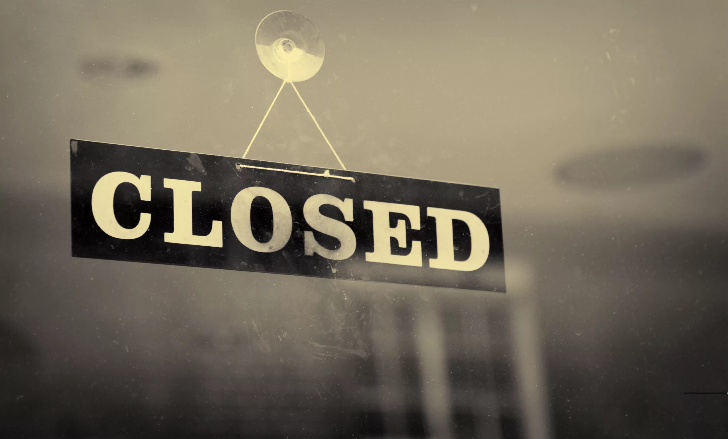 Close closing. Табличка closed. Вывеска closed. Закрыто closed. Знак «закрыто».