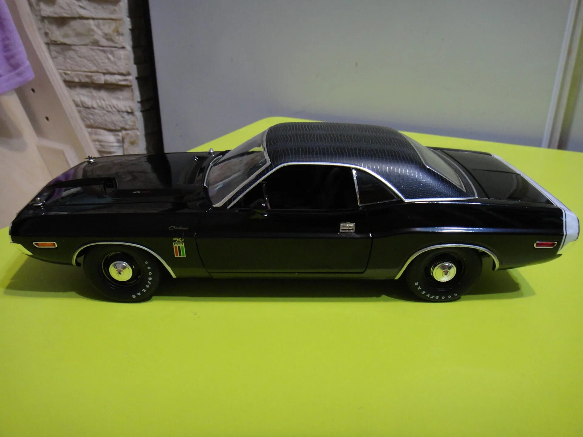 Dodge black ghost. Dodge challenger scat pack. Додж челленджер 1971. Додж челленджер игрушка. Dodge challenger 1 18.