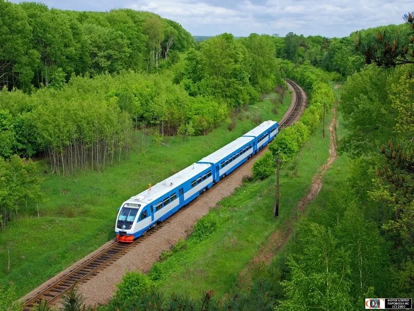 Невинномысск черкесск электричка. Трехвагонный поезд. Железная дорога в Черкесске. Трехвагонная электричка. Ра2-052.