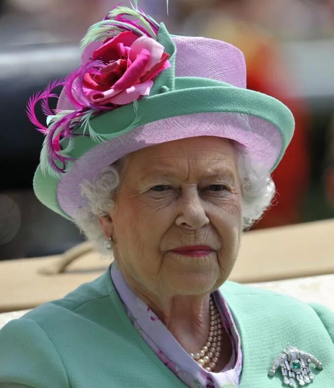 Шляпки королевы елизаветы 2. Шляпки елизаветы 2. Шляпки королев. Коллекция шляпок королевы елизаветы. Шляпки королев.